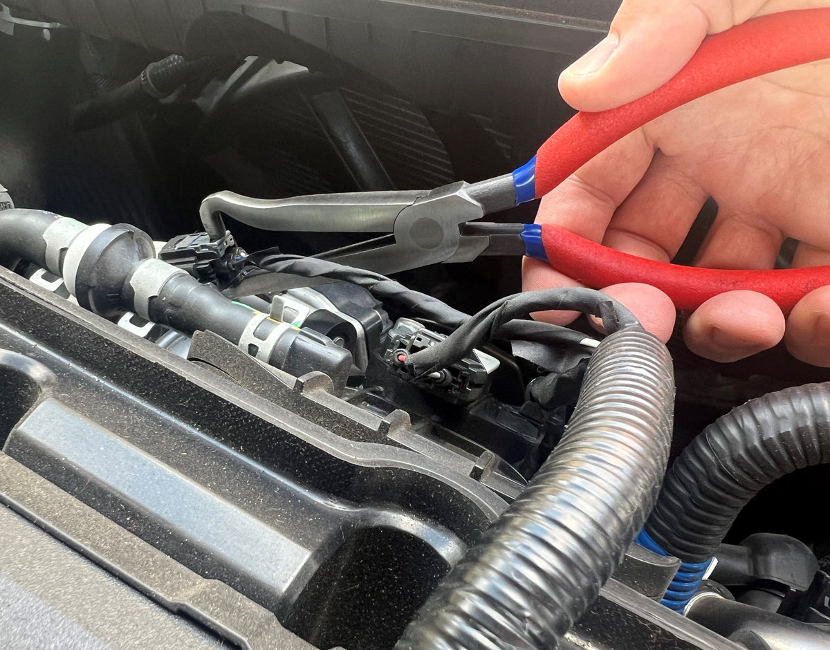 Electrical Disconnect Pliers | GF-EDP-0001 in use